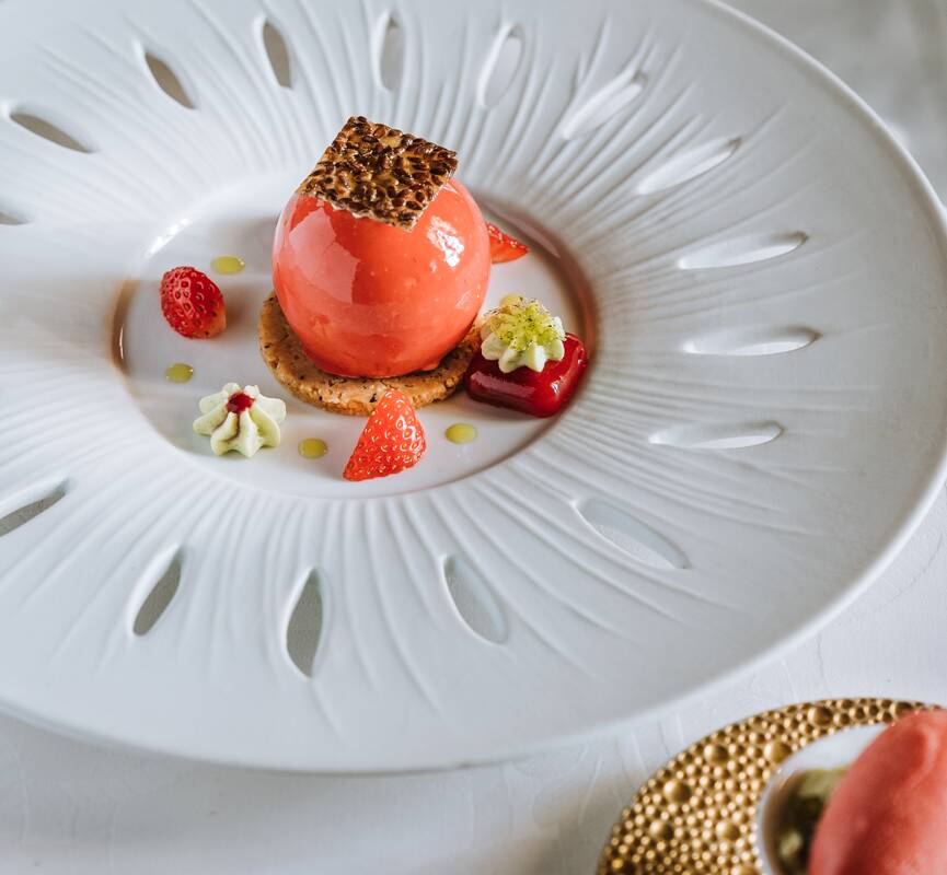 791_2-desserts-a-la-fraise-hotel-de-charme-dordogne-chateau-de-la-treyne-5-etoiles