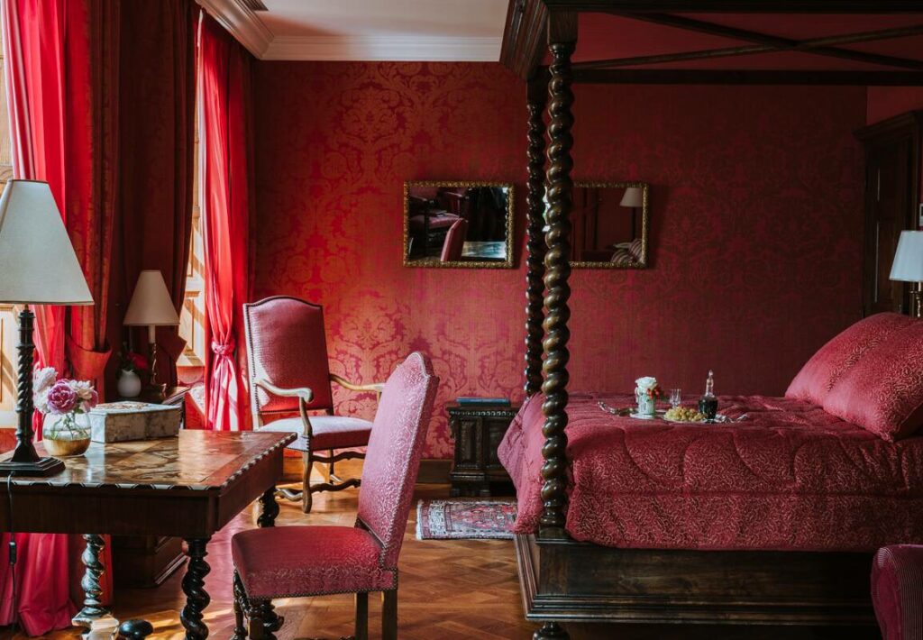 793_chambre-de-couleur-rouge-hotel-de-charme-dordogne-chateau-de-la-treyne-5-etoiles