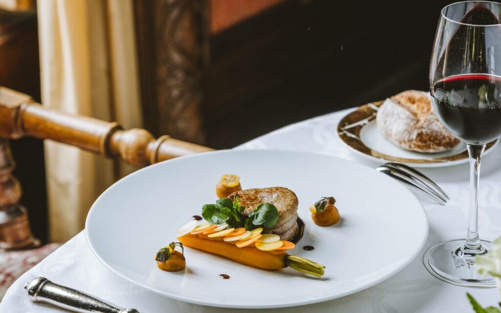 794_repas-avec-de-la-viande-au-restaurant-hotel-de-charme-dordogne-chateau-de-la-treyne-5-etoiles