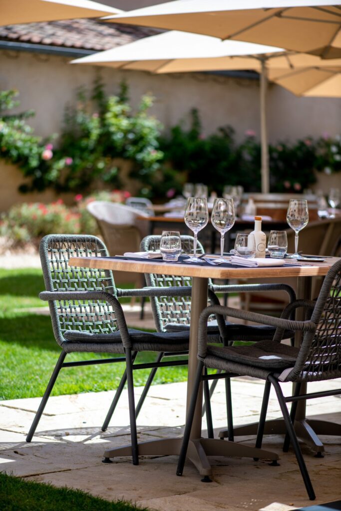 La-Terrasse-de-Lafaurie-Credit-MIKA-BOUDOT-Table-scaled