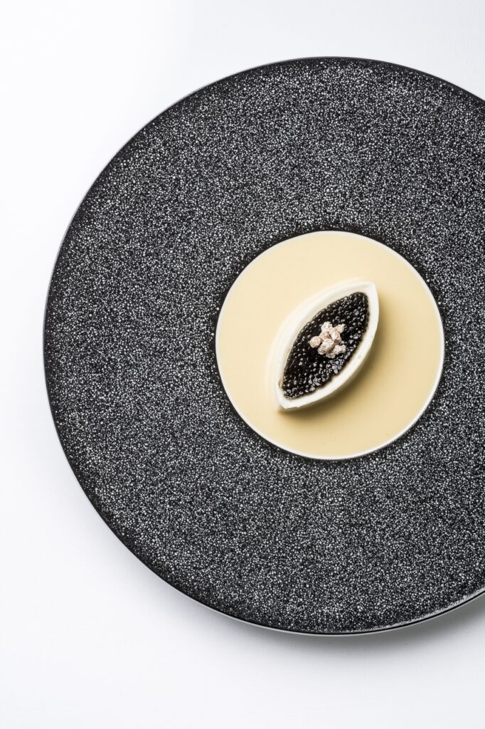 Mœlleux-chou-fleurCaviar-vintage-et-sauce-vodka-BelugaAET0260©Anne-EmmanuelleThion-1