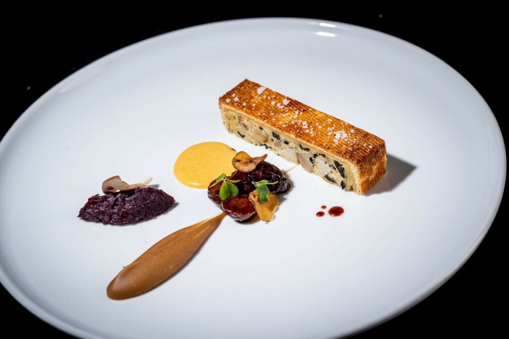 Tourte-de-champignons-dautomne-chataignes-gingembre-et-curry-breton-1-Credit-Mikael-Boulot